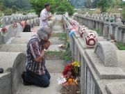 Võ sư Nguyễn Ngọc Nội kính lễ Sư tổ trong chuyến dẫn 2 võ sư Ba Lan đến thăm lễ mộ Sư tổ (01.5.2011)
